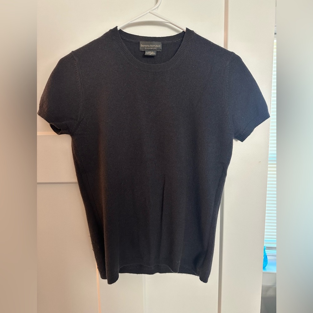 Banana Republic. Women’s Small. 100% Cashmere. Eggplant. Short Sleeve Sweater.